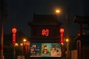 第九排观众剧照：剧场里亮着的一排空座位